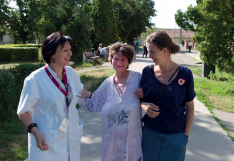Ärztin Elisabetha Turos mit Anja Hellstern in Borşa 2012